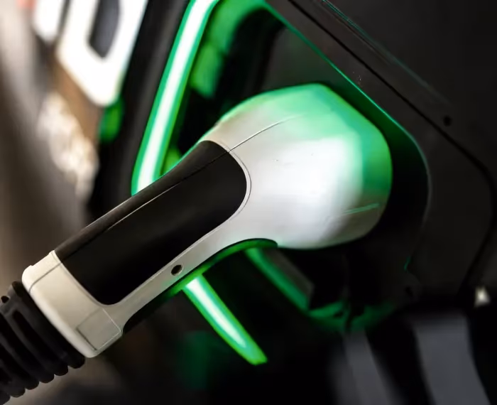 Alloggiamento della porta di ricarica per veicoli elettrici: connessioni sicure con stampaggio di inserti di precisione