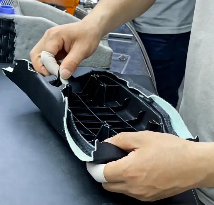 Cos'è il sovrastampaggio: stampaggio a iniezione multimateriale con materiale morbido su substrato rigido